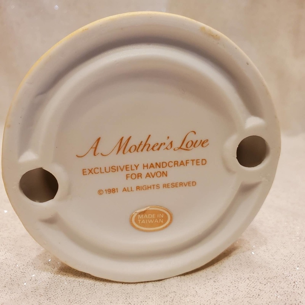 Vintage 1981 Avon A mothers love Porcelain Figurine - Picture 6 of 6